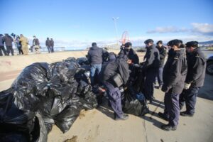 Armada realiza operativo de limpieza en el borde costero