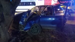 Conductor perdió control de su vehículo y chocó violentamente contra un árbol