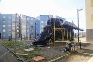 Rachas de más de 100 km: voladuras de techos, vuelos cancelados y cortes de luz