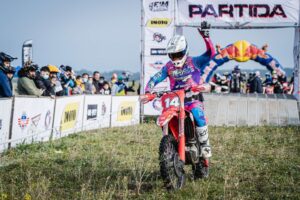 Ruy Barbosa en la cresta de la ola en Pichilemu: Ganó la segunda fecha del Nacional de Moto Enduro FIM