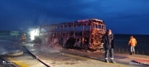 Incendio destruyó bus de transporte de pasajeros