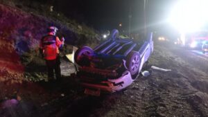 Chofer ebrio salvó de milagro tras volcar su automóvil