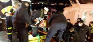 Rescatan en alta mar a tripulante accidentado en Puerto Harris