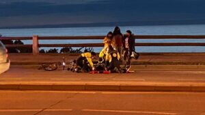 Colisionan tres automóviles por alcance en Costanera y terminan arrollando a ciclista