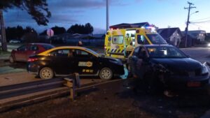 Un lesionado dejó triple colisión en conflictiva esquina de Zenteno con Mardones