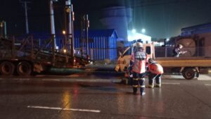 Chofer salvó de milagro tras chocar rampa de camión