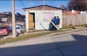 Conocido vecino de calle Zenteno recibe ayuda para reparar su hogar