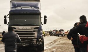 Fatal accidente: Conductor murió luego de estrellar su automóvil contra camión