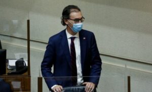 Presentan defensa de ministro de Educación, Raúl Figueroa, por acusación constitucional