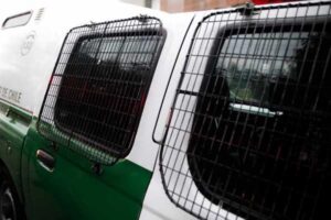Formalizan a funcionario policial por agresiones dentro de patrullero