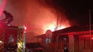 Dos adultos y un menor damnificados tras incendio en Villa Selknam