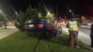 Ebrios al volante colisionaron y uno terminó volcado en Avenida Salvador Allende