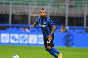 Arturo Vidal asoma en la banca junto Alexis Sánchez, en el partido del Inter contra Real Madrid