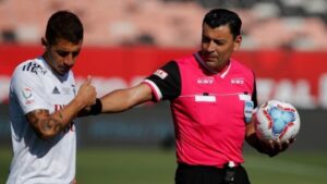Javier Castrilli se asegura y nombra a Roberto Tobar como árbitro del Superclásico: la U nunca lo ganó con él