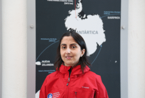 Investigadora INACh es parte de estudio en profunda laguna antártica