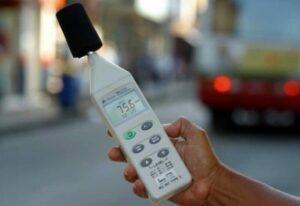 Mujer demanda a sus vecinos por ruidos molestos y pide indemnización de $16 millones