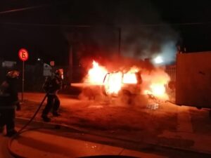 Delincuentes roban y queman vehículo durante la madrugada en Punta Arenas