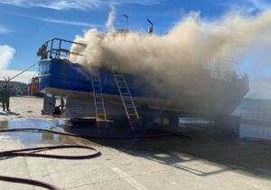 Incendio destruyó embarcación en caleta de pescadores