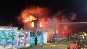 Incendio destruyó antigua casona ubicada en recinto del antiguo hospital regional