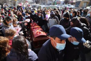 Entre pétalos de rosa y muestras de cariño y dolor fue despedida Guadalupe Oyarzún
