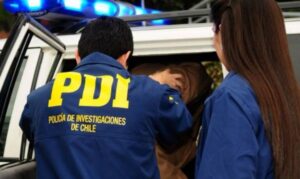 Se querellan contra investigado por abusos sexuales que agredió y escupió a policía