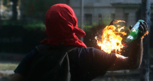 Tribunal condena a estudiante que lanzó bomba “molotov” a carro lanzaaguas
