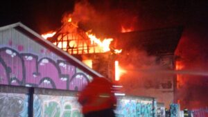 Incendio destruyó antigua vivienda en ex hospital