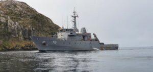 Armada desplegó dos naves para rescatar a marinos accidentados en el océano