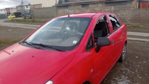 Delincuentes destrozaron auto de mujer en la Población Loteo del Mar