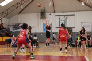 Intensos y emocionantes encuentros se vivieron en el torneo de básquetbol 3x3 del Club Español