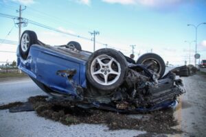 Pasajero sale eyectado tras volcamiento de vehículo en Barrio Industrial