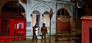 Descubren a garzón y a otro sujeto sustrayendo especies en restaurante