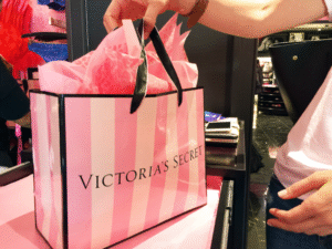 Victoria’s Secret se querella en contra de tienda que pretendía vender 83 prendas falseadas