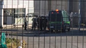 Dos reos protestan ingiriendo navajas de afeitar envueltas