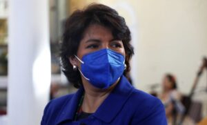 Candidata presidencial buscará convencer a senadores de oposición para que aprueben cuarto retiro