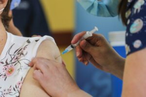 Continúa proceso de inoculación de refuerzo