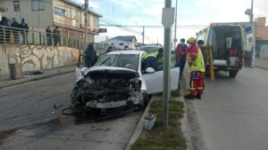 Conductora queda atrapada tras chocar contra poste