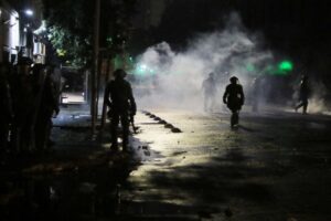 Condenado por lanzar botella de vidrio a carabinero pagará $200 mil de multa
