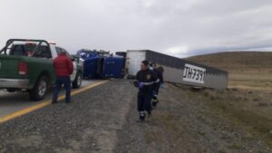 Camión volcó producto del fuerte viento