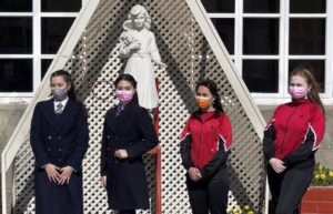 Alumnas de tercer y cuarto medio del Liceo María Auxiliadora asisten a clases presenciales con aforo total