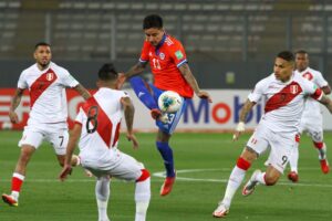 Chile cae en su visita ante Perú y se  comienza a alejar del sueño de Qatar 2022