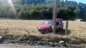 Chocan poste y dejan su automóvil abandonado