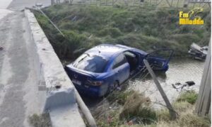 Auto terminó en un río luego de provocar accidente