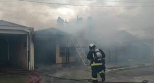 Dos adultos mayores lesionados en incendio que destruyó dos viviendas
