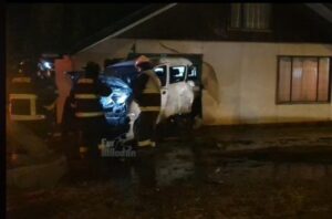 Impactó casa y terminó incendiándose