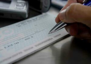 Formalizan a joven por cobrar 1,8 millones de pesos con cheque falsificado