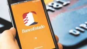 Adolescente que desvió $836 mil tendrá que devolver dinero a la víctima