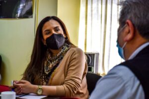 Seremi de la Mujer apoyará a natalina víctima de violencia