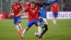 La selección chilena define formación titular con cuatro delanteros para enfrentar a Perú