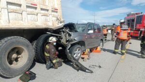 Adulto mayor grave tras impactar camión en la ruta